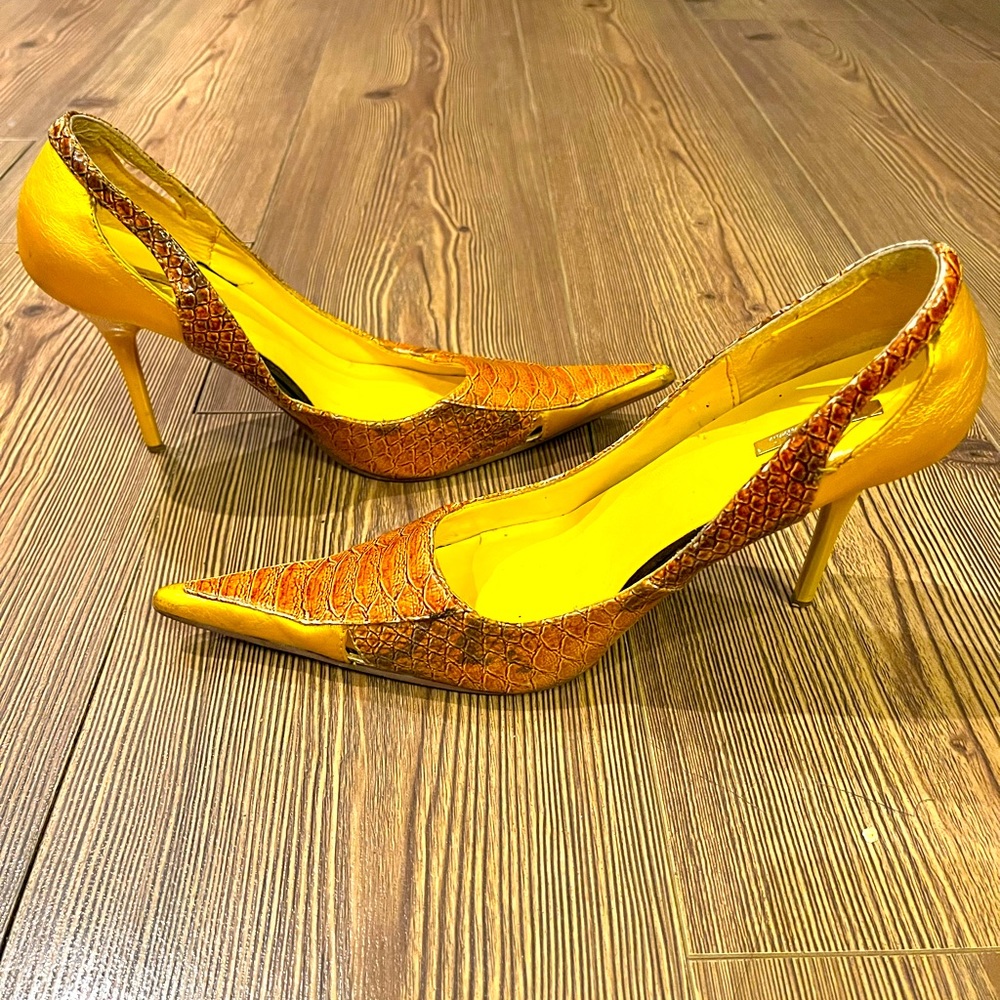 Gorgeous sleek Michael Antonio yellow pointed ‘snakeskin’ stiletto 3” heels